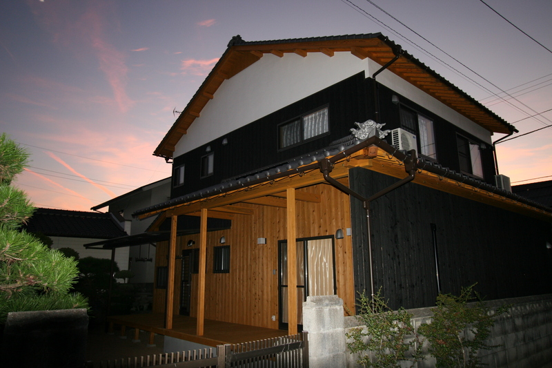 裏にはウッドデッキを広く設け洗濯物も楽々干せ雨にも安心