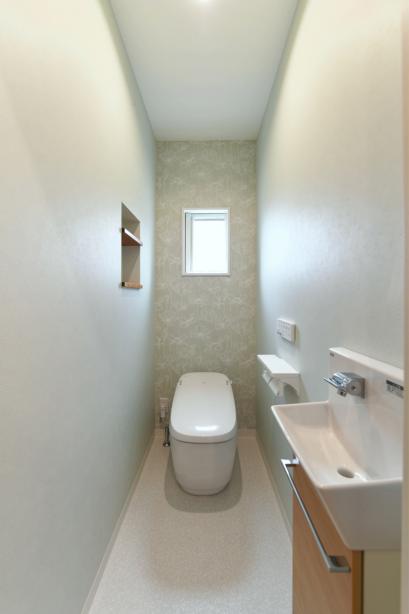 汚れが付きにくく、お手入れ楽らくなリクシルサティスGのトイレです。 白を基調とした内装とタンクレスの便器で清潔感あふれる室内に。